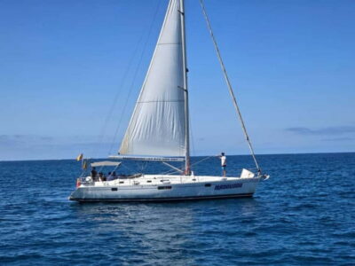 3h Whale Watching Private tour Beneteau Oceanis 440 - The Beneteau Oceanis comfort: 12 meters of shade, storage, and real living space