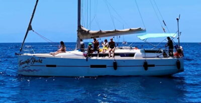 3h Whale watching Share Tour Costa Adeje Lina7 Mizendoha - Your 12m boat comfort: shade, bathrooms, and real space