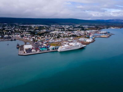 Akureyri: Whale Watching Shore Excursions - Fast catamaran comfort: heated seats and warm overalls matter more than you think