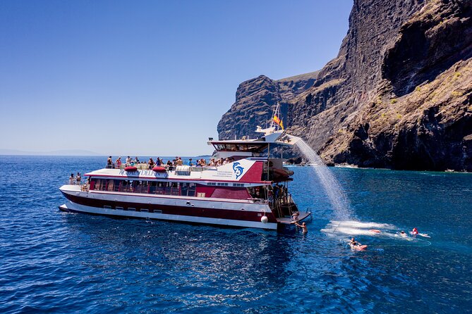 Royal Dolphin Whale watching excursion - Royal Delfin catamaran in Puerto Colón: where the trip starts